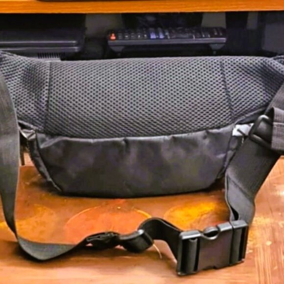 Reebok Unisex Striped Crossbody Waist Belt Bag Used Like New - Picture 3 of 3